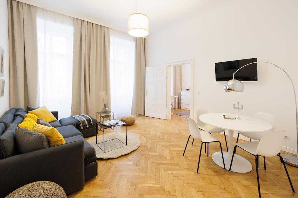 Franz 21 - Typical Viennese Apartment In The Heart Of Bécs Kültér fotó
