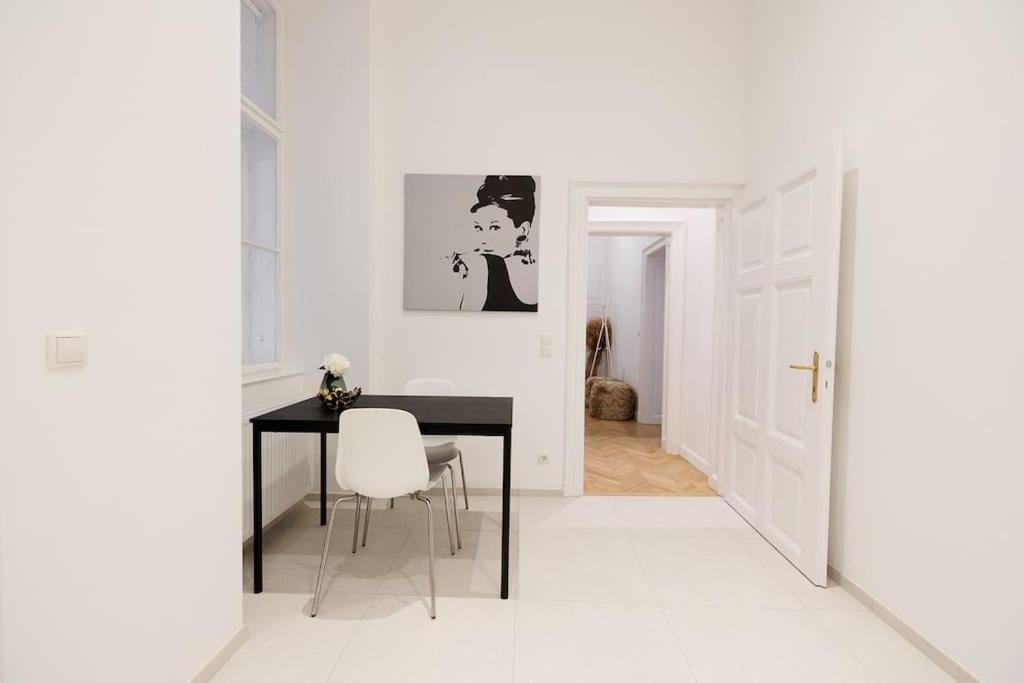 Franz 21 - Typical Viennese Apartment In The Heart Of Bécs Kültér fotó