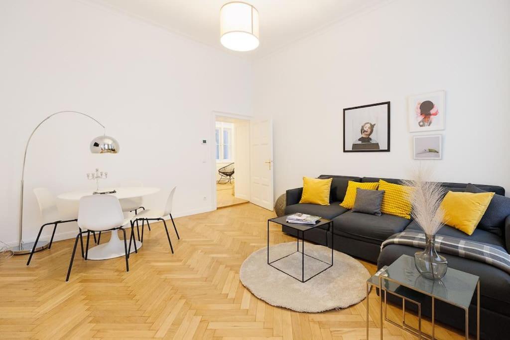 Franz 21 - Typical Viennese Apartment In The Heart Of Bécs Kültér fotó