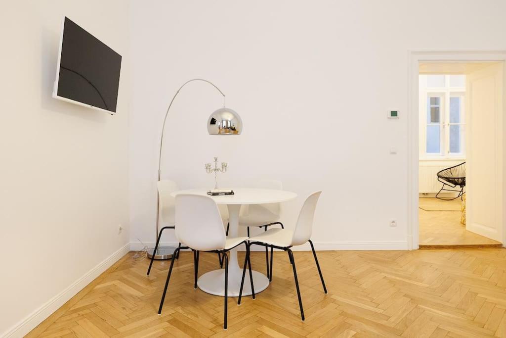Franz 21 - Typical Viennese Apartment In The Heart Of Bécs Kültér fotó