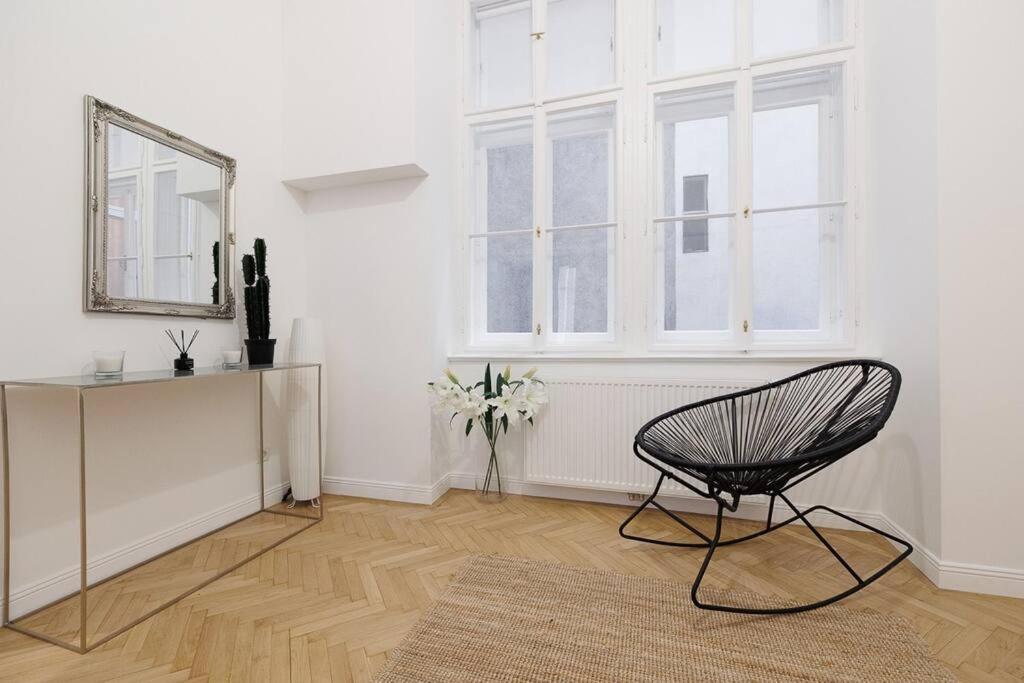 Franz 21 - Typical Viennese Apartment In The Heart Of Bécs Kültér fotó
